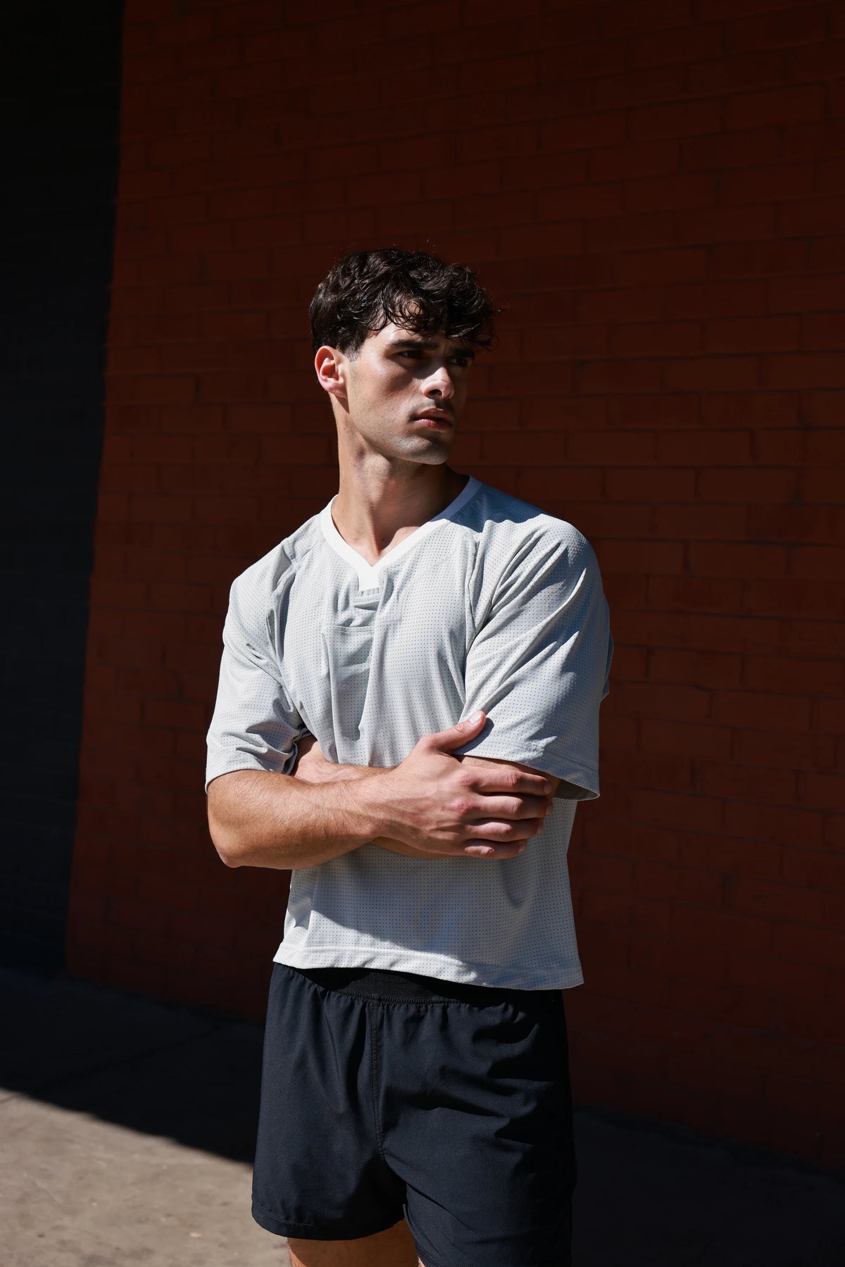 PODIO Bone Boxy Semi-Cropped Training Tee, arms crossed