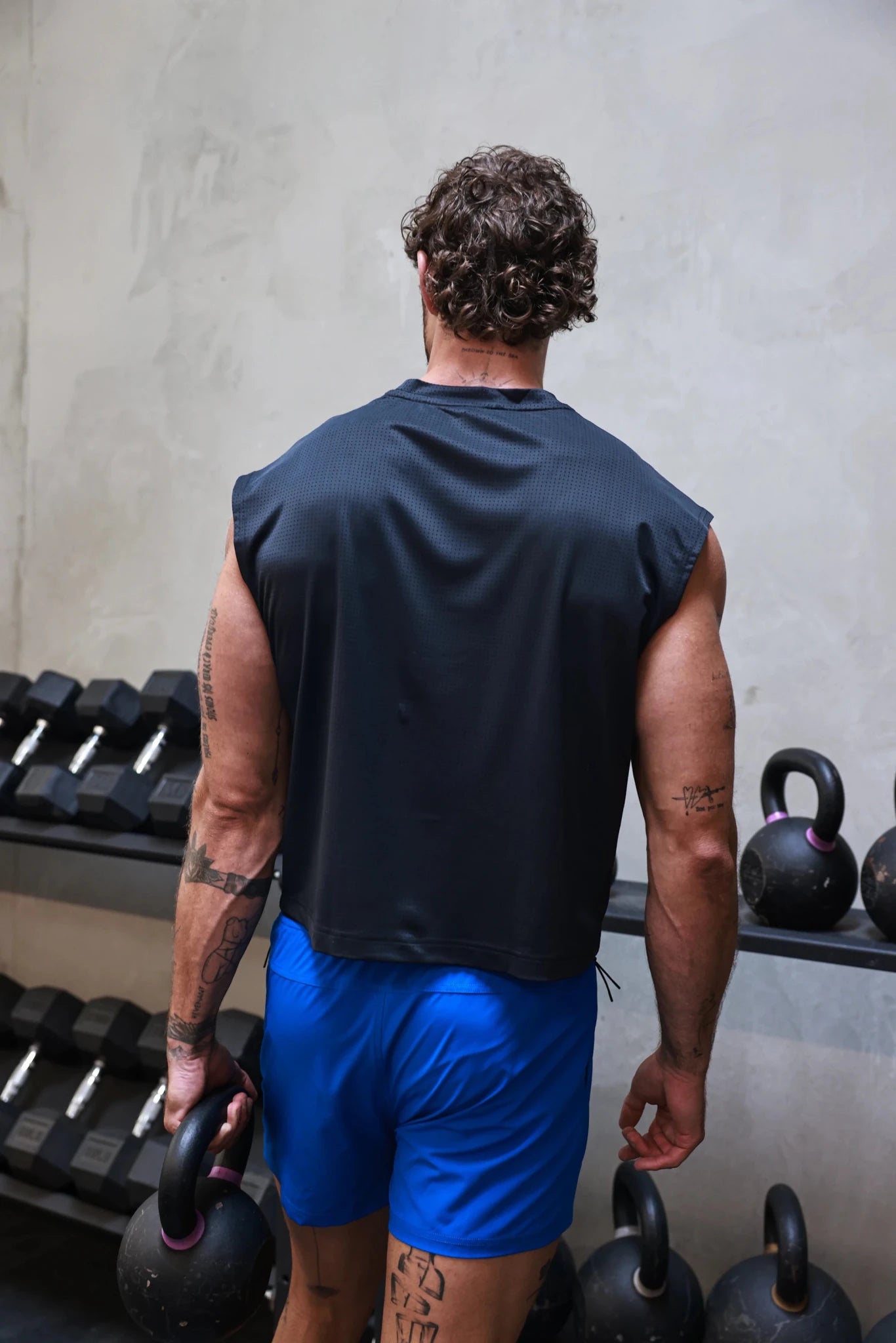 Podio Midnight semi-cropped training tank top with sleeveless design and athletic fit, perfect for workout and activewear.