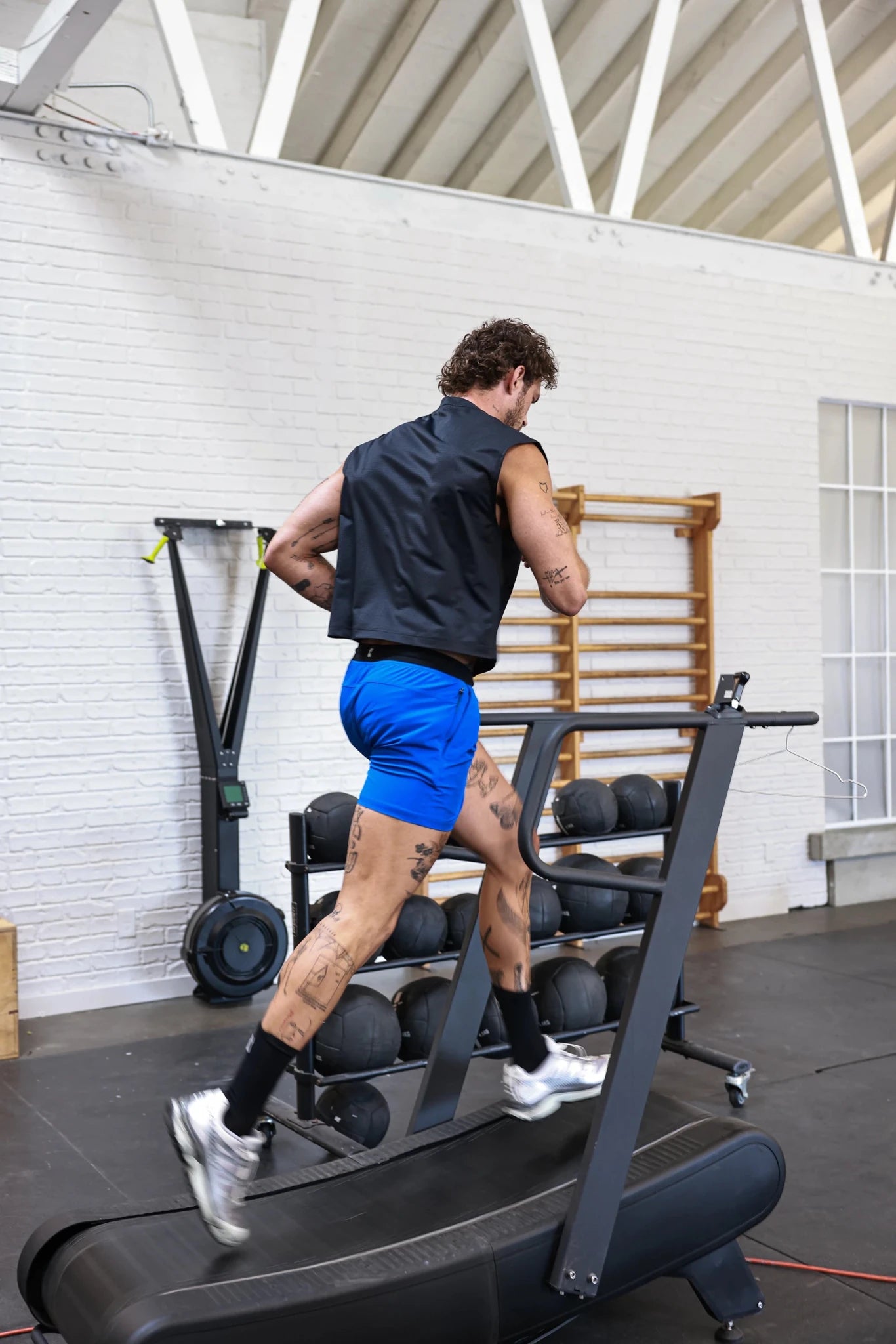 PODIO Voltage Active Short in black, lightweight athletic short with elastic waistband, designed for active wear and sports activities.